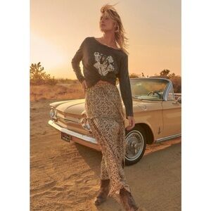 🐯 Mineral Wash Tiger Graphic Long Sleeve Tee